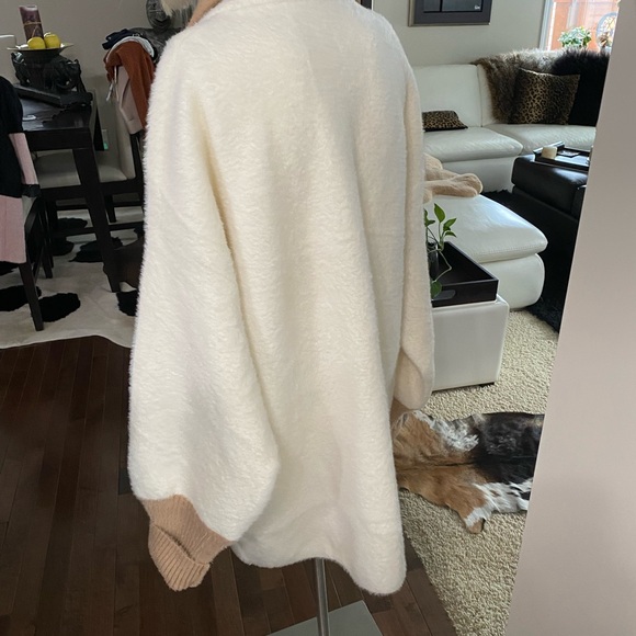 Beautiful jacket/sweatet - Picture 2 of 5